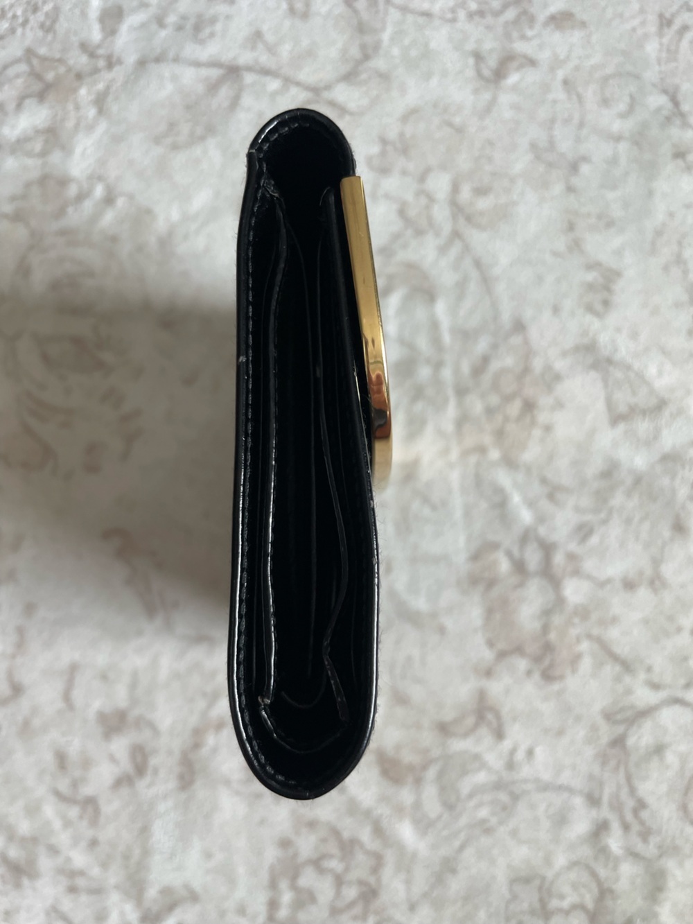 Gucci Black Patent Leather Trifold Wallet with Gold Bar Detail - Picture 11 of 15